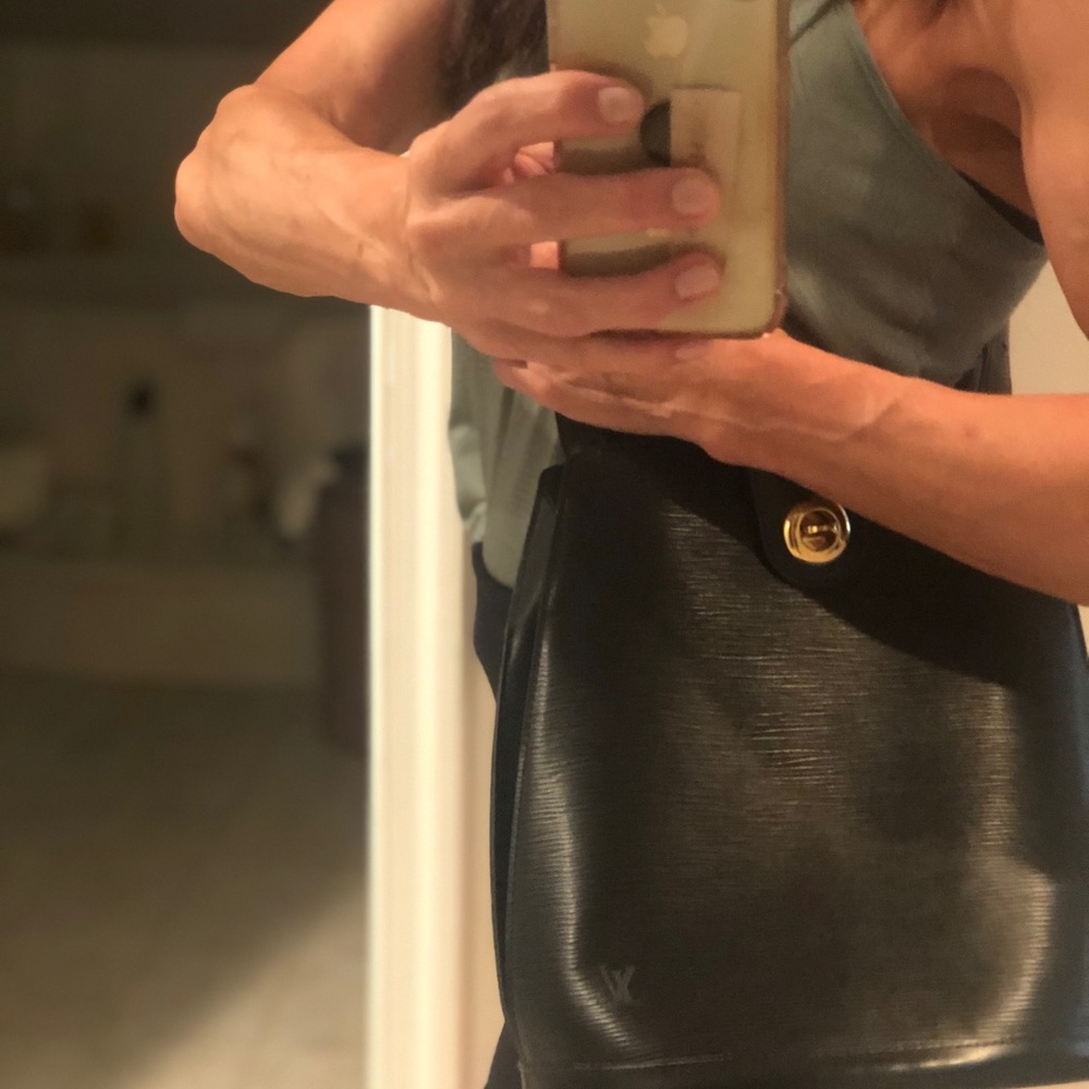 Louis Vuitton elegant black bucket bag - Picture 15 of 16